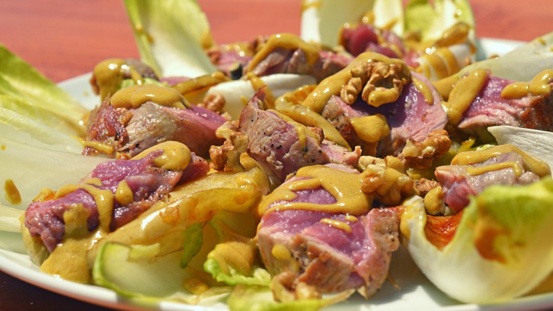 Видео рецепт: Салата од свинско месо и јаболка на грил со прелив