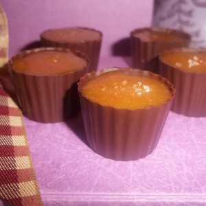 Чоколадни чашкички со солена карамела