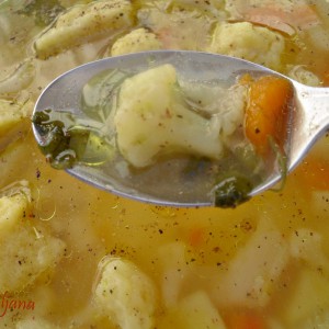 Бистра супа со карфиол и кнедли од гриз
