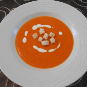 Пикантна супа од црвени пиперки