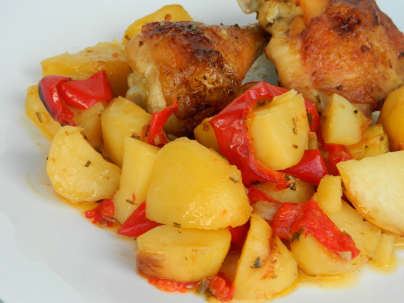 Пилешко со компири и пиперки