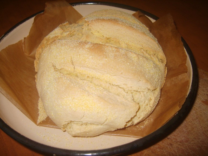 Едноставен пченкарен леб