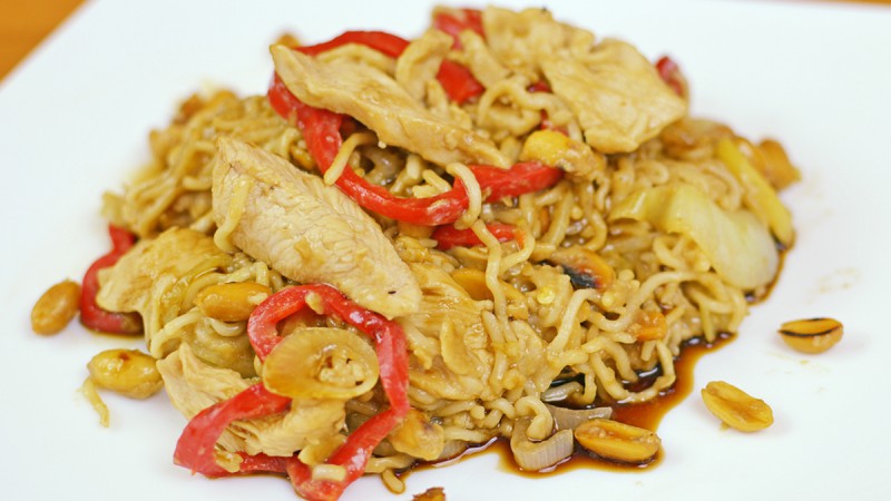 Видео рецепт: Кинески тестенини со пилешко и кикирики    