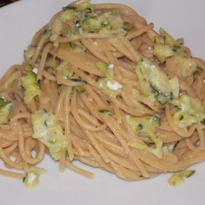 Интегрални шпагети со тиквичка и сирење