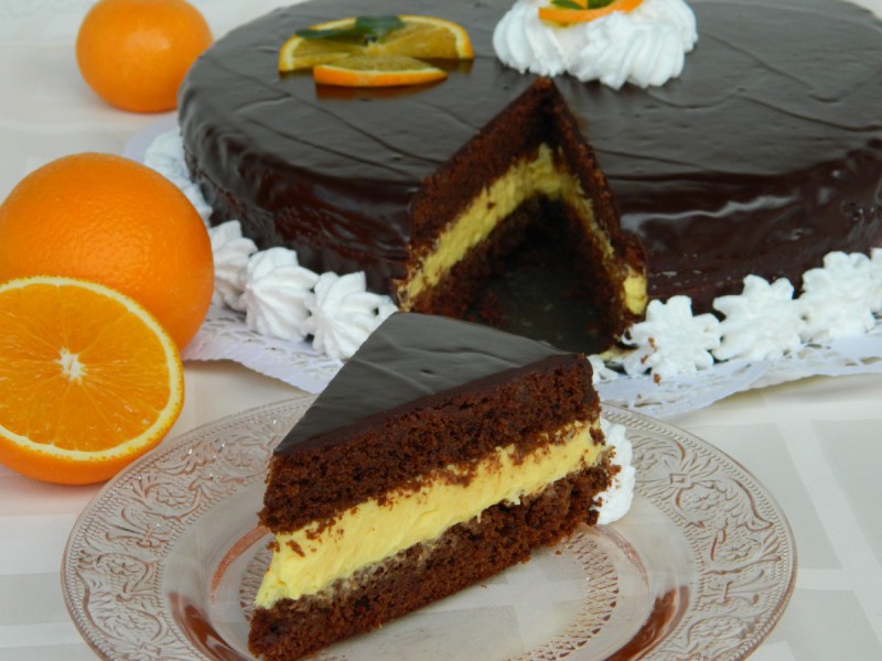 Чоколадна торта со крем од портокал