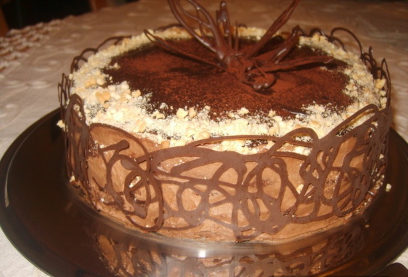 Чоколадна торта потопена во чоколадно млеко