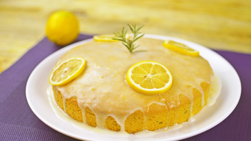 Видео рецепт: Колач со рузмарин и маслиново масло со глазура од лимон  