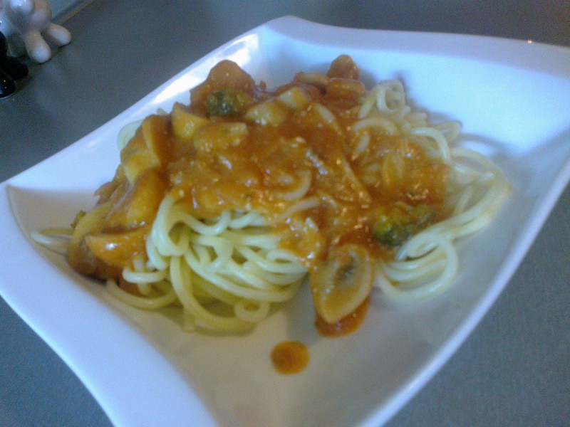 Шпагети со највкусен сос со туна и зеленчук