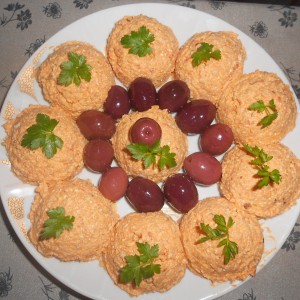 Урнебес салата со ајвар, буковец и маргарин