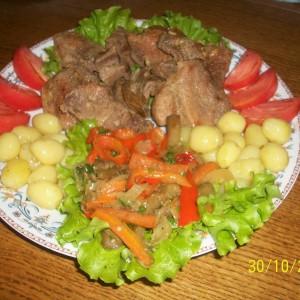 Свински шницли со зеленчук