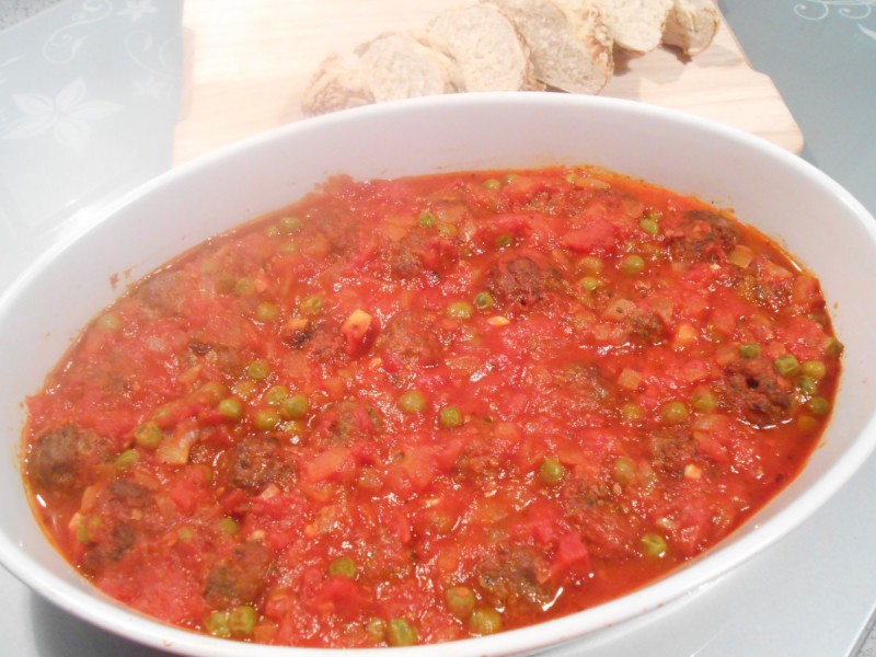Ќофтиња во сос од домати и грашак