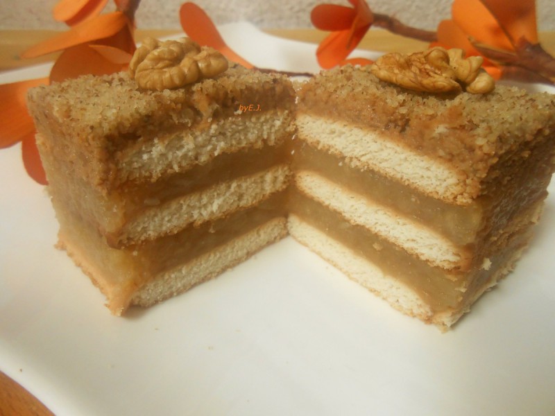 Бисквитна посна торта со јаболка