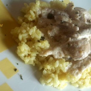 Пилешко во павлака со ориз во кари сос