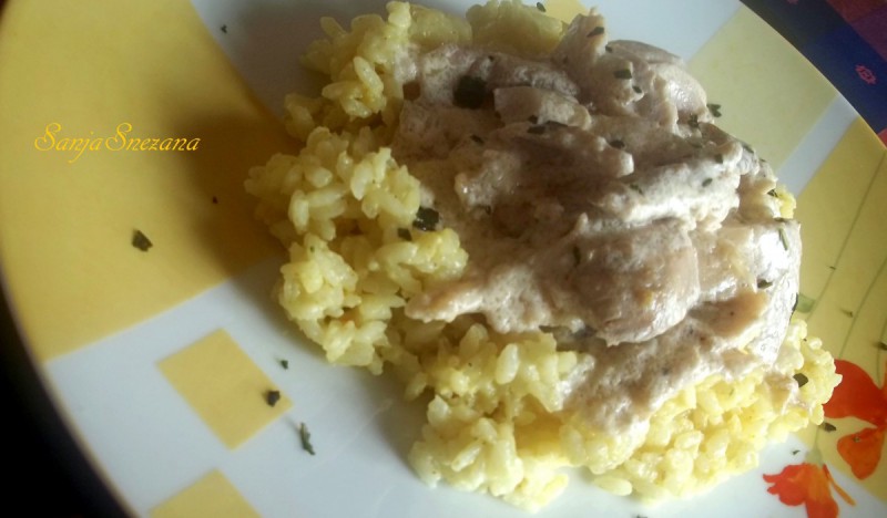 Пилешко во павлака со ориз во кари сос