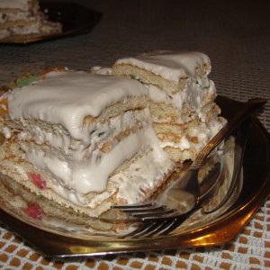 Бисквитна торта со слатка павлака (без печење)