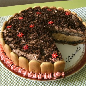 Љубовна чоколадна торта со бадеми