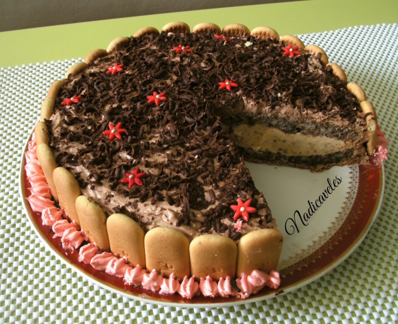 Љубовна чоколадна торта со бадеми