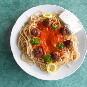 Интегрални шпагети со сос од домати и мали ќовтенца