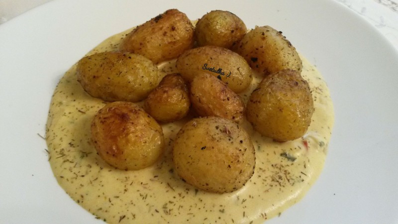 Млади компири со чили-кари сос