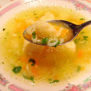 Супа со домашни кнедли