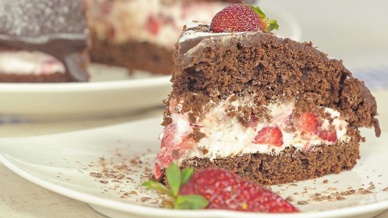 Видео рецепт: Торта со јагоди и чоколадо