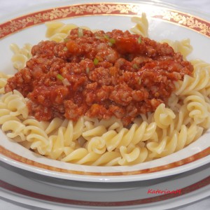 Фузили во доматен сос со свежи колбаси