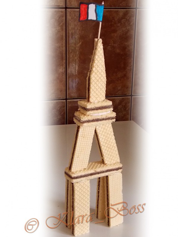 Ајфелова кула од наполитанки (декорација) 