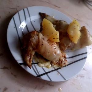 Крцкави пилешки крилца со ананас и кашкавал