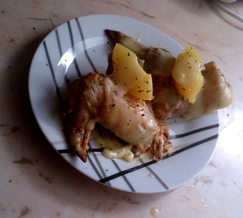 Крцкави пилешки крилца со ананас и кашкавал