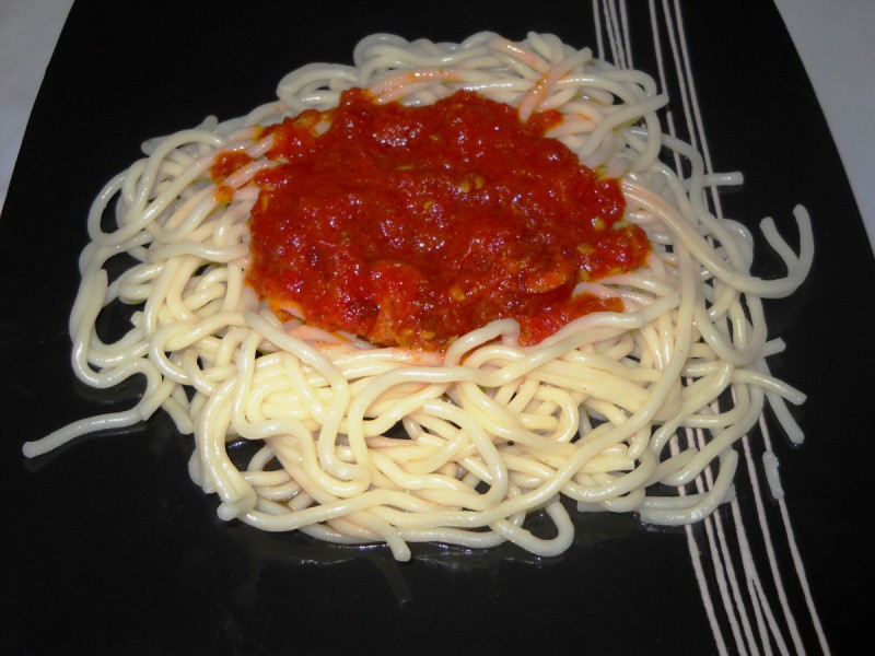Шпагети со сос од домати и колбаси