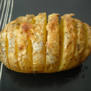 Засечен компир печен во рерна