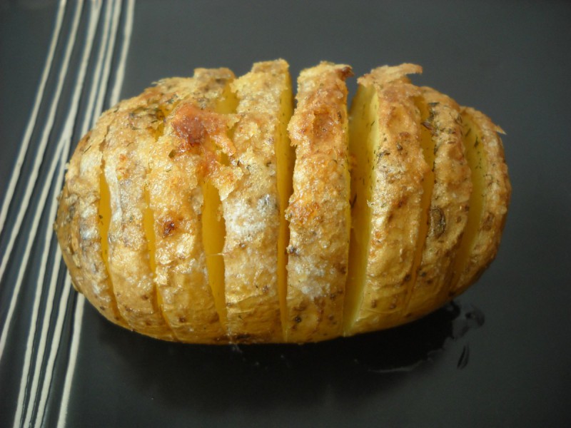 Засечен компир печен во рерна