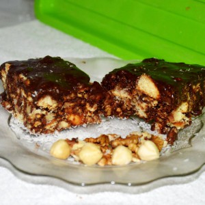 Бисквит коцкички со кокос и ореви (без печење)