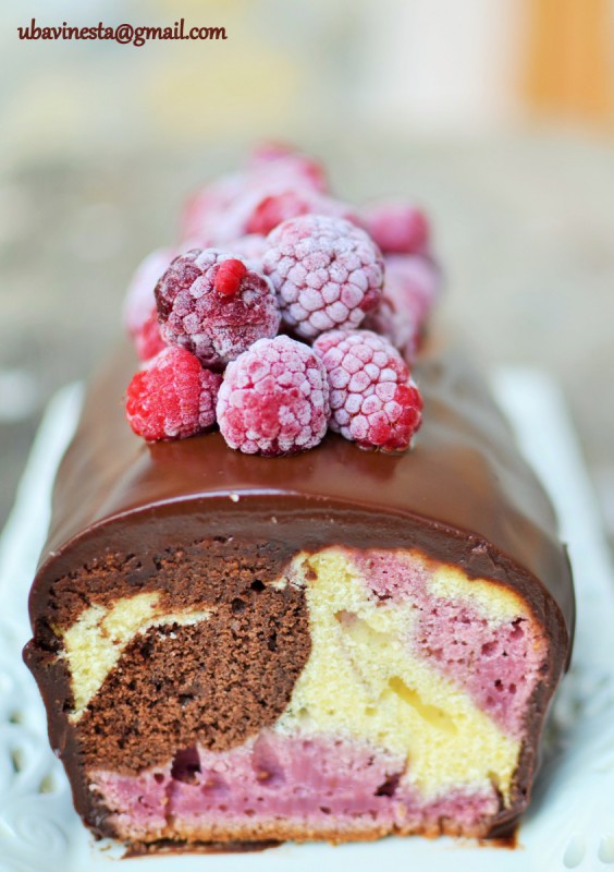 Мраморен колач со чоколадо и малини