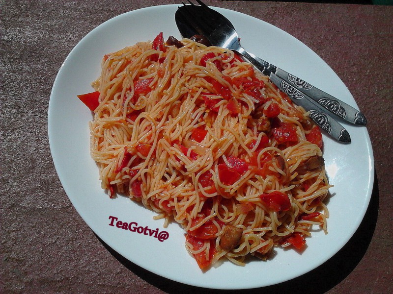 Шпагети во едноставен сос од домати