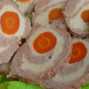 Декоративен ролат со мелено месо