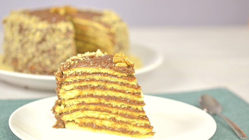 Видео рецепт: Торта со бисквит кори и чоколаден фил