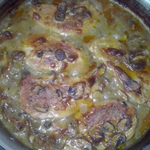 Свински шницли со кафени шампињони и крем супа од печурки