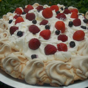 Павлова торта со крем од ванила
