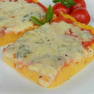 Пица од палента со 4 вида сирење