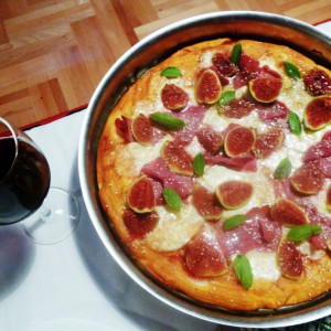 Пица со моцарела, пршута и смокви ( Лорејн Паскал)