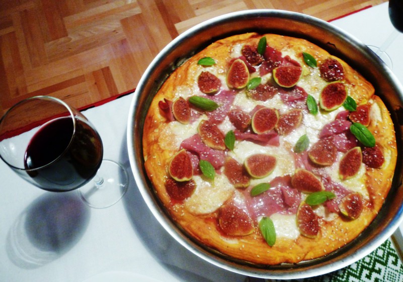 Пица со моцарела, пршута и смокви ( Лорејн Паскал)