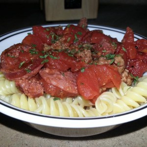 Макарони со колбаси и домати