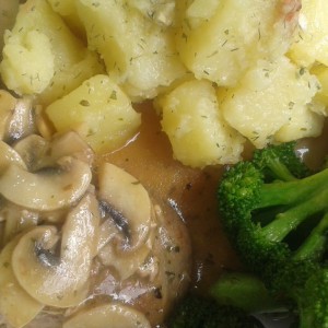 Свинско во сос од печурки (брокула и компири)