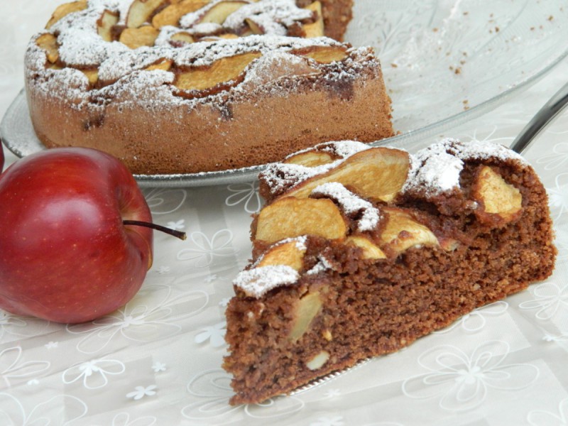 Чоколадна торта со јаболка