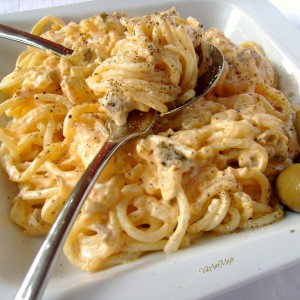 Едноставни шпагети со кашкавал, павлака и маслинки