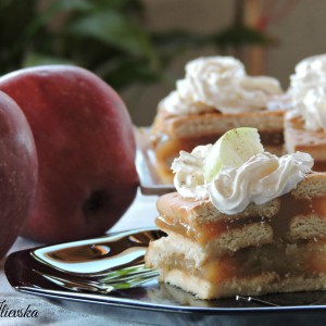 Бисквитен колач со јаболка