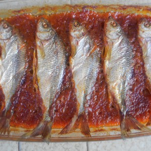 Црвеноперка риба на кромид