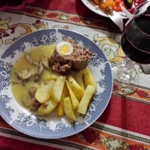  Ролат од мелено месо со варени јајца и компири