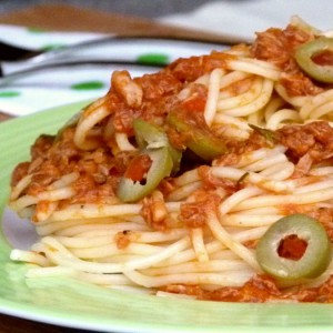 Шпагети со туна во доматен сос (посно)